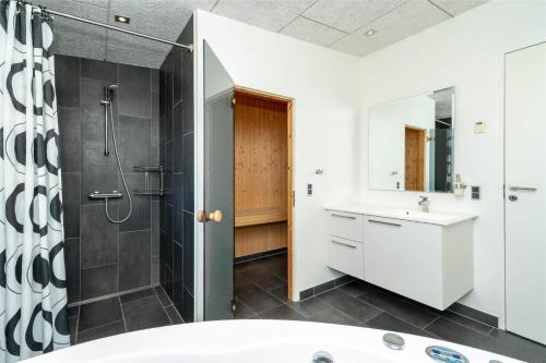 Phòng tắm tại 429-Hvide-Sande-Tingodden-44