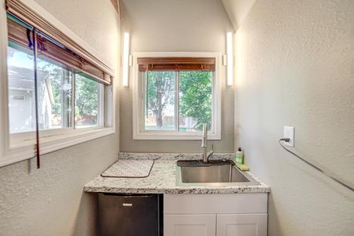 Una pequeña cocina con fregadero y ventana. en Cozy Tiny Home 1 Mi to The Village at Meridian, en Meridian
