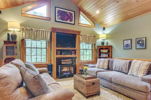 Χώρος καθιστικού στο Wraparound Porch with Views Blue Ridge Mtn Gem!