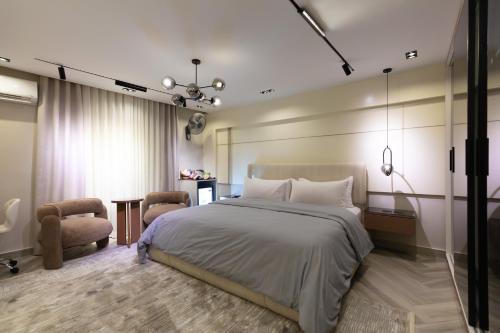 Un dormitorio con una cama, un escritorio y una silla. en Zahir 202, en El Cairo