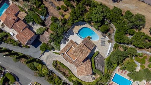 une vue aérienne d'une maison avec piscine dans l'établissement Les Cypres, à Roquebrune-sur Argens