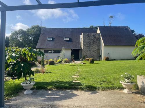 una casa con un gran patio con una casa en Charming house in Finistère, en Coray