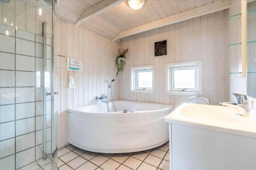 Et badeværelse på 785-Hvide-Sande-Engvej-18