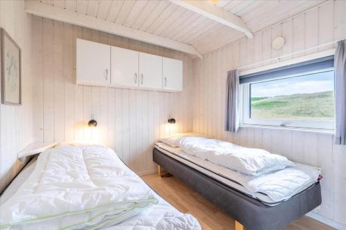 En eller flere senge i et værelse på 785-Hvide-Sande-Engvej-18