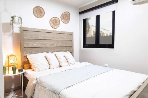 多拉多Fully Renovated Beachfront Family Building 1 8 Bedrooms 4 Baths Prime Dorado Location的一间带大床和窗户的白色卧室