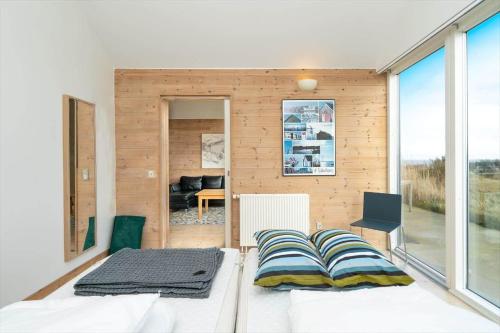 Una habitación con una cama y un escritorio y una ventana. en 712-Hvide-Sande-Slusen-12, en Hvide Sande