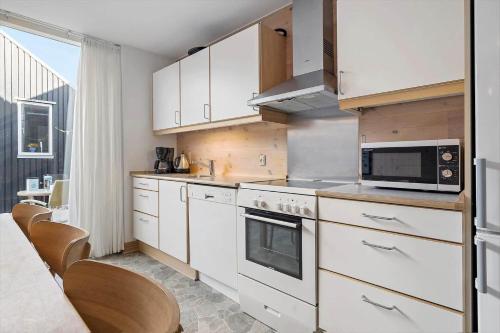 Η κουζίνα ή μικρή κουζίνα στο 718-Hvide-Sande-Slusen-18