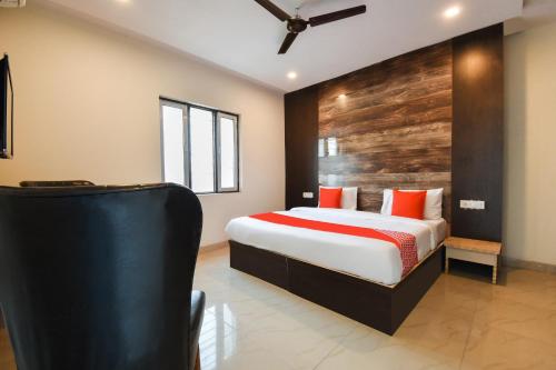 a bedroom with a bed and a wooden wall at Super Hotel o Shivaay Phase 1 Mohali Bus Terminal in Sohāna