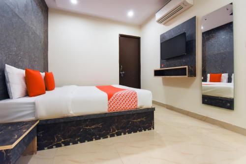 a bedroom with a king sized bed and a flat screen tv at Super Hotel o Shivaay Phase 1 Mohali Bus Terminal in Sohāna