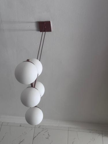 a group of white lights hanging from a wall at Hotel Coqueiros in Valparaíso de Goiás