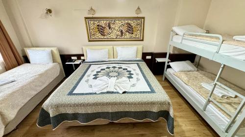 a room with two bunk beds in a room at EPHESUS CENTRUM in Selcuk