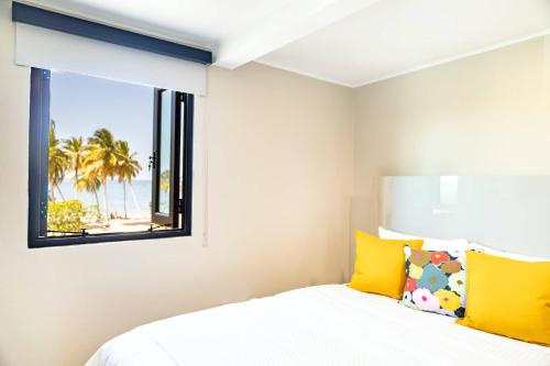 Giường trong phòng chung tại 2 Bedroom PH Fully Renovated Beachfront Retreat with Private Patio & Breathtaking Ocean Views