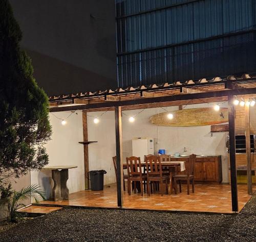 En terrasse eller udendørsområde på Suítes Recanto Praia Grande