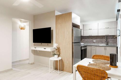 Η κουζίνα ή μικρή κουζίνα στο Entire Beachfront Villa Complex 12 Bedrooms 6 Baths Sleeps 48