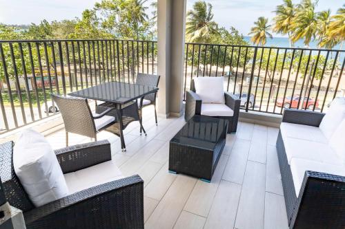 Μπαλκόνι ή βεράντα στο Entire Beachfront Villa Complex 12 Bedrooms 6 Baths Sleeps 48