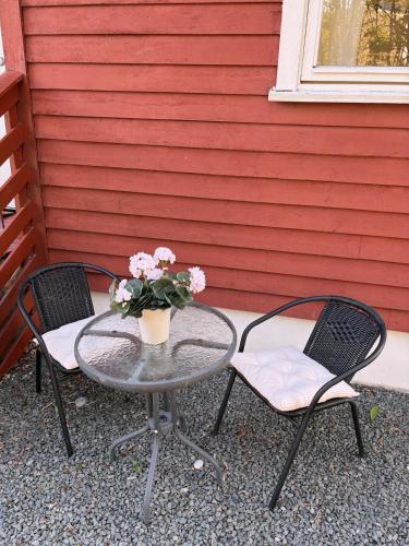 two chairs and a table with a vase of flowers at House in Nordfjord, with 4 bedrooms in Nordfjordeid