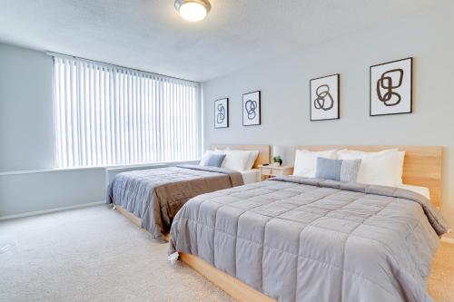une chambre avec deux lits et une fenêtre dans l'établissement Bright Apt - Gym Access & Great Location, à Arlington