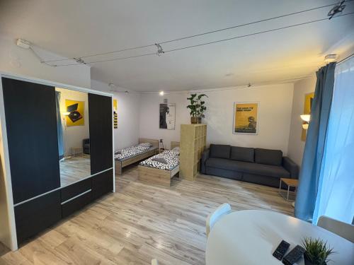 - un salon avec un canapé dans l'établissement Murano Apartaments City Center, à Varsovie