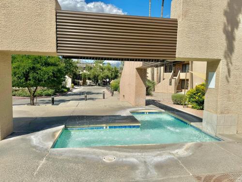 La alberca dentro o cerca de Sabino Canyon Comfy with Pool and Spa