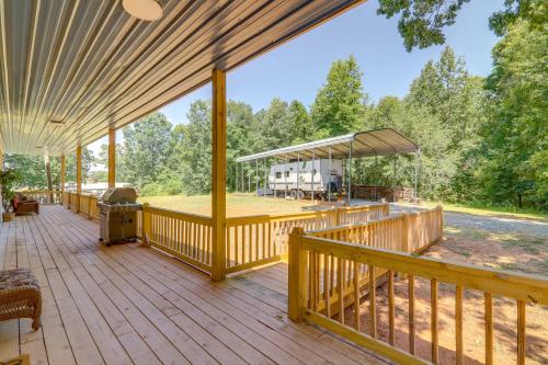 Gambar di galeri bagi Lake-View Home in Statham with On-Site Fishing di Statham