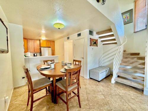 Una cocina o cocineta en Sabino Canyon Comfy with Pool and Spa