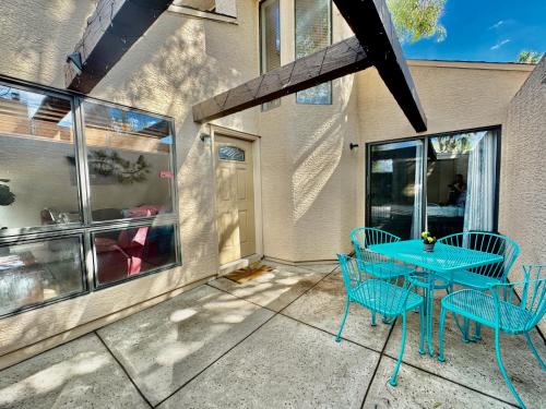 Un patio o zona al aire libre en Sabino Canyon Comfy with Pool and Spa