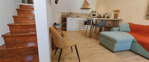 un salon avec un canapé et une cuisine dans l'établissement Theotoki Attic Studio, à Corfou