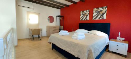 une chambre avec un lit avec des serviettes dessus dans l'établissement Theotoki Attic Studio, à Corfou