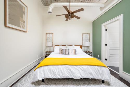 Katil atau katil-katil dalam bilik di Relaxing Downtown Loft in the Heart of Macon