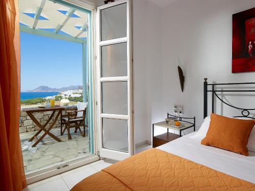 
a bedroom with a bed and a window at Asterias Boutique Hotel in Pachaina
