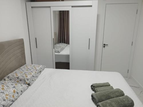 a bedroom with a bed with two towels on it at Apartamento temporada - Meia Praia in Itapema