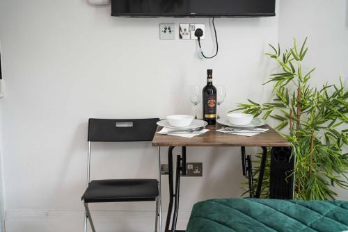 Μια τηλεόραση ή/και κέντρο ψυχαγωγίας στο Lovely Studio in prime Maida vale location- Zone 2