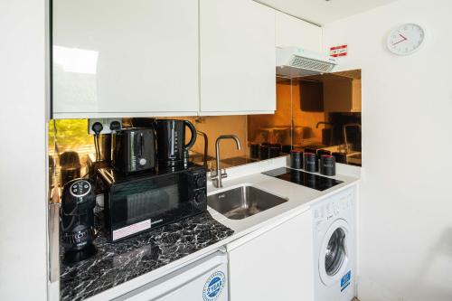 Η κουζίνα ή μικρή κουζίνα στο Lovely Studio in prime Maida vale location- Zone 2