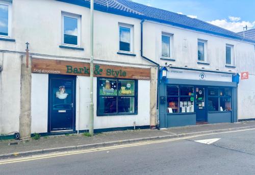 a bar and style shop on the side of a street at Treforest Apartment - Iris - Next to Train Station in Treforest