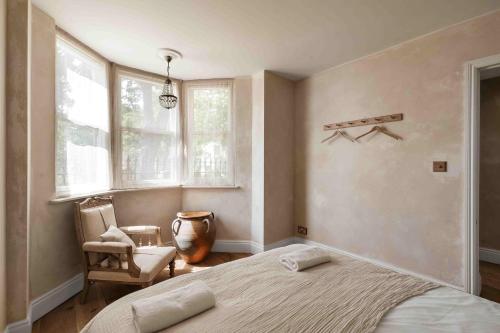 Ένα ή περισσότερα κρεβάτια σε δωμάτιο στο Chantry House with Free Parking By My Getaways