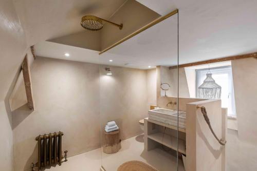 Ένα μπάνιο στο Chantry House with Free Parking By My Getaways
