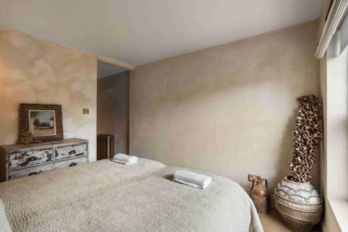 Ένα ή περισσότερα κρεβάτια σε δωμάτιο στο Chantry House with Free Parking By My Getaways