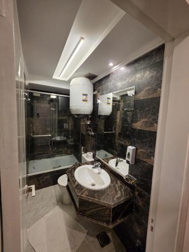 Ένα μπάνιο στο Aura Garden City Hotel