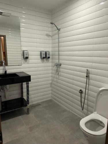 a bathroom with a toilet and a sink and a shower at Hôtel Everest, Séjour Balnéaire à Saïdia in Saidia 
