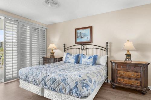ein Schlafzimmer mit einem Bett und zwei Nachttischen mit Lampen in der Unterkunft Sunset Paradise 3BR Unforgettable Beach Memories in Pawleys Island