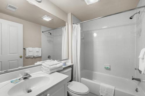 ein Badezimmer mit Waschbecken, Toilette und Dusche in der Unterkunft Sunset Paradise 3BR Unforgettable Beach Memories in Pawleys Island