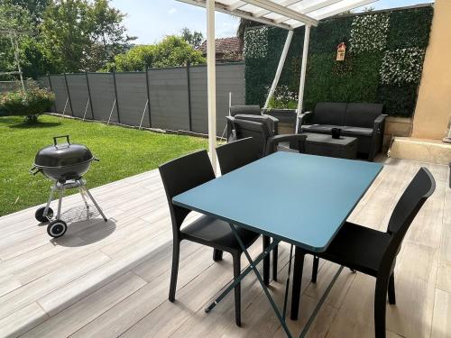 En terrasse eller udendørsområde på Maison de ville avec jardin