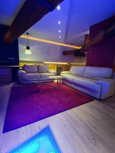 Χώρος καθιστικού στο Noir Royale - Modern, Luxury, 3-level apartment