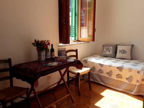 Ένα ή περισσότερα κρεβάτια σε δωμάτιο στο UsticaTour Apartments and Villas