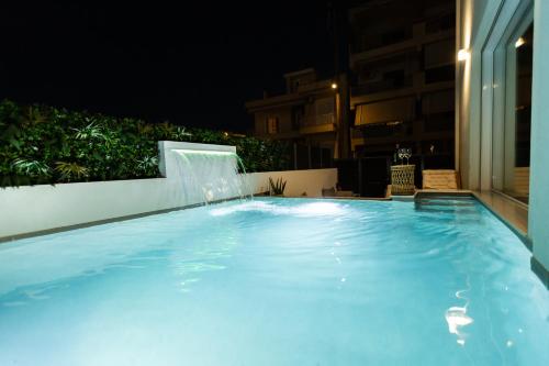 Bazén v ubytování BEQUEST Luxury Suites nebo v jeho okolí