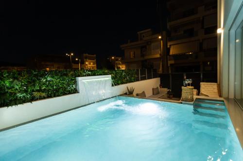 Bazén v ubytování BEQUEST Luxury Suites nebo v jeho okolí