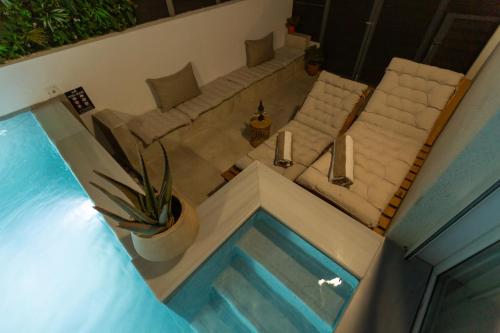 Bazén v ubytování BEQUEST Luxury Suites nebo v jeho okolí