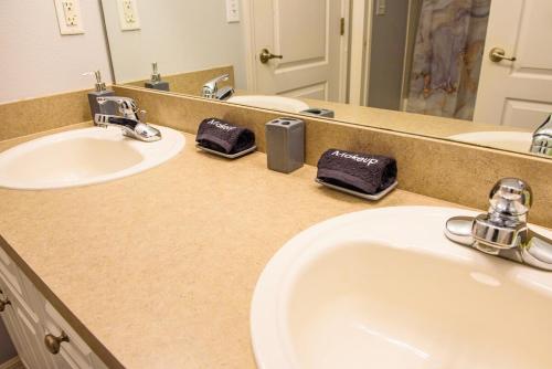 Un baño de Relax in Heated Saltwater Pool Screened Lanai