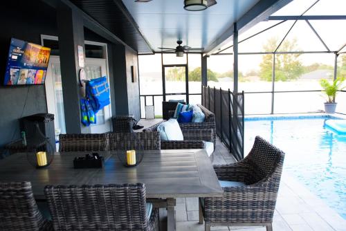 La alberca dentro o cerca de Relax in Heated Saltwater Pool Screened Lanai