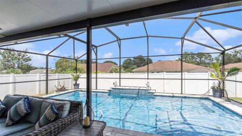 La alberca dentro o cerca de Relax in Heated Saltwater Pool Screened Lanai